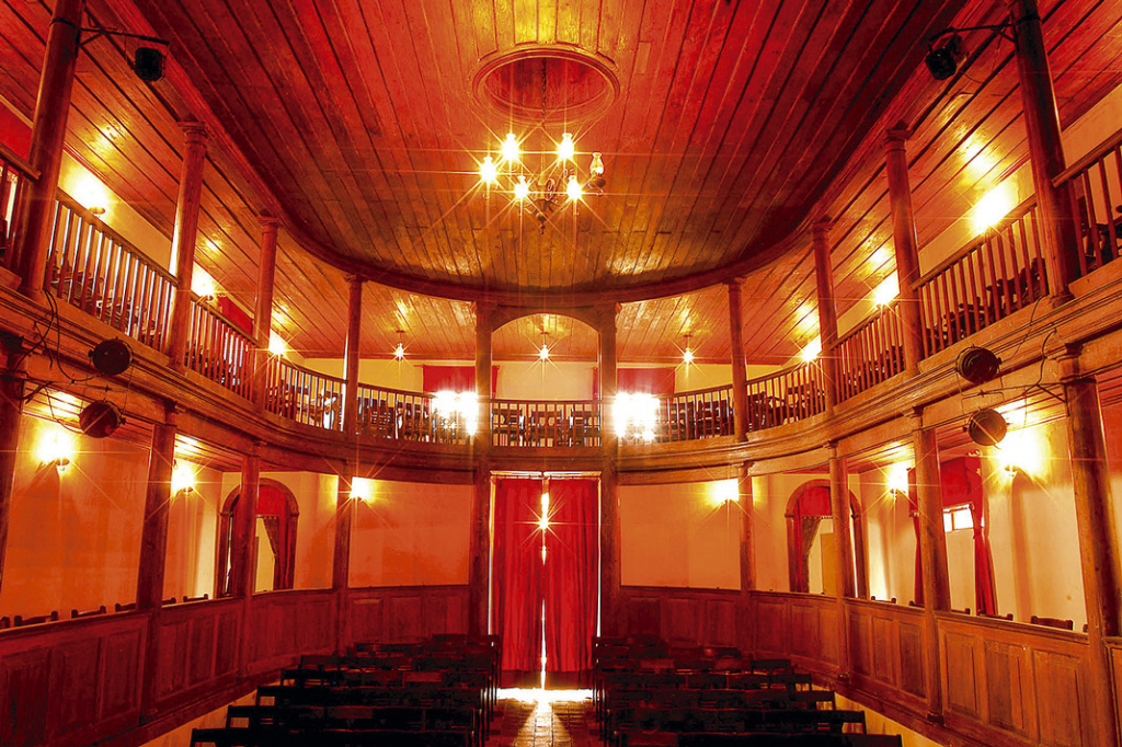 foto do Interior do Teatro Minerva, em que se pode ver as cadeiras dos dois andares do primeiro teatro da Paraíba