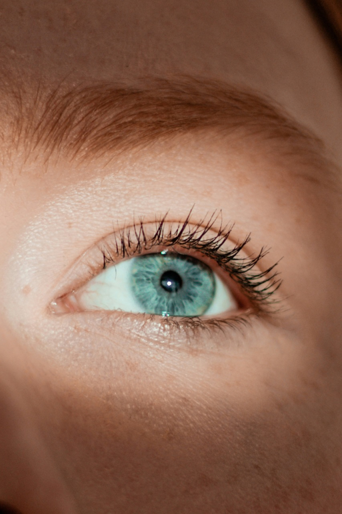 foto com ângulo fechado no olho azul de uma mulher, mostrando bem os cílios pretos